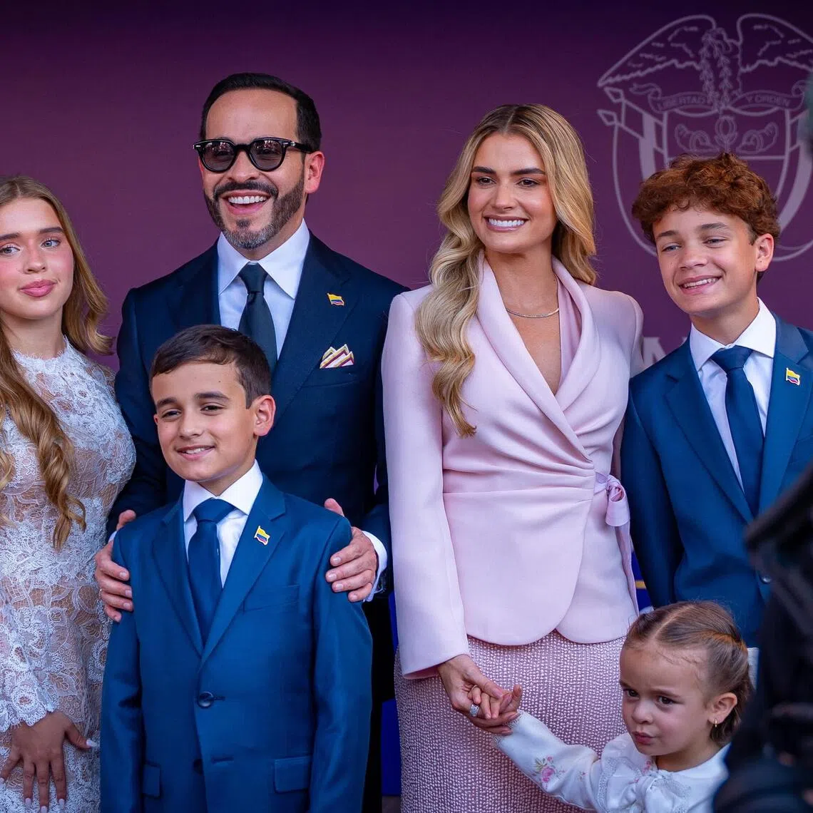 epa13156175 A handout photo made available by the Presidency of Colombia shows Colombian elected president Abelardo de la Espriella (2-L) posing accompanied by his wife Ana Lucia Pineda and children prior his inauguration ceremony in Cali, Colombia, 07 August 2026.  EPA/PRESIDENCY OF COLOMBIA / HANDOUT AVAILABLE TO ILLUSTRATE THE ACCOMPANYING NEWS (MANDATORY CREDIT)HANDOUT EDITORIAL USE ONLY/NO SALES