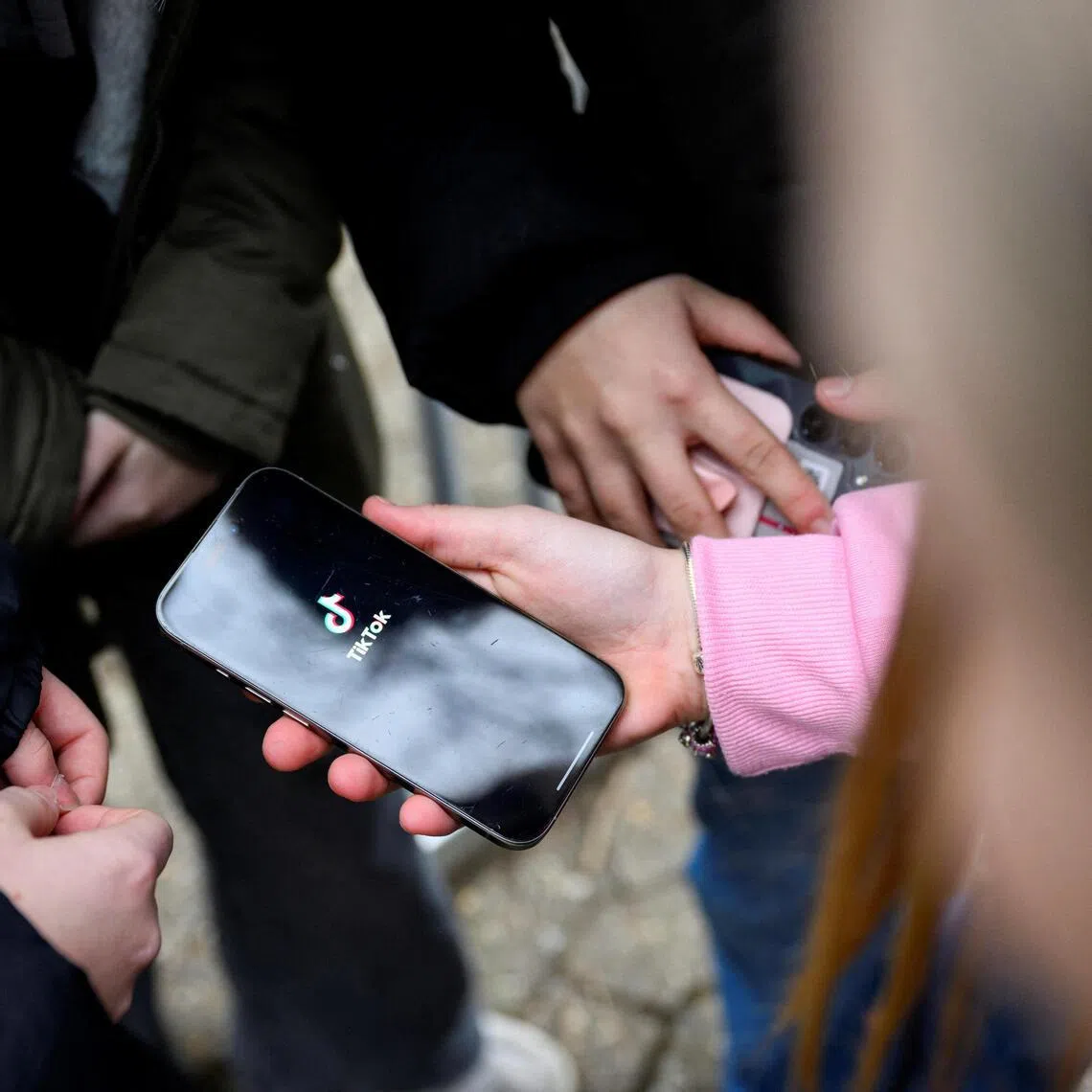 The report recommends that schools ban phones during classes, and that doctors ask about screen use during annual check-ups.