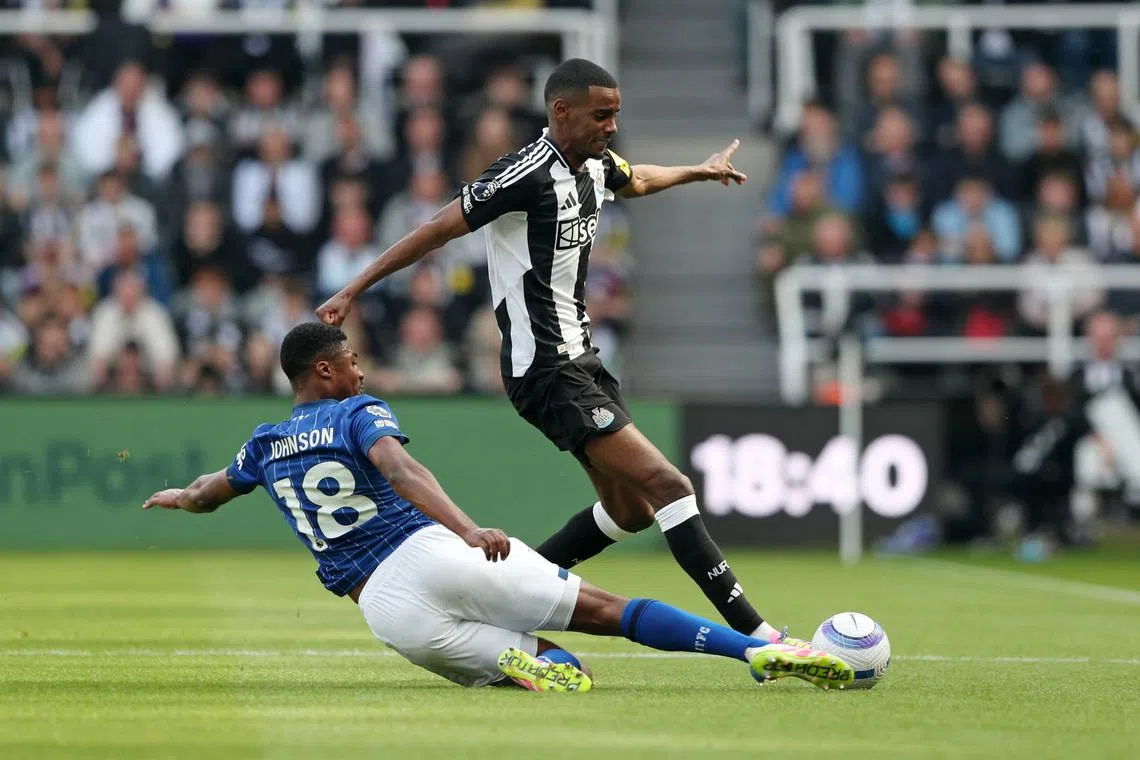 Arne Slot Responds To Alexander Isak And Marc Guehi Transfer Links  | Strictly LFC