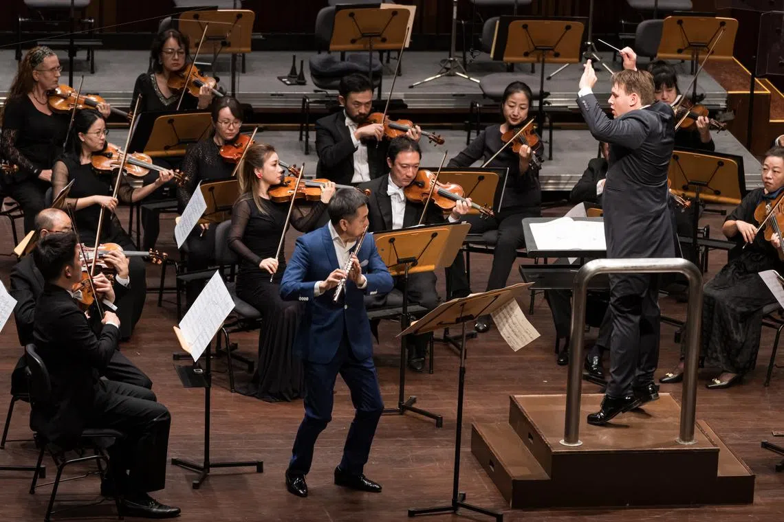 SSO principal flautist Jin Ta played the virtuosic lead in John Williams' Flute Concert, conducted by Gabriel Venzago. 