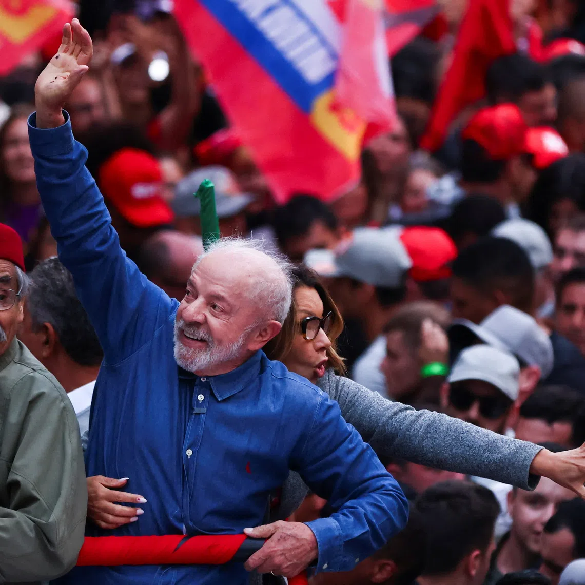 Brazilian President Luiz Inacio Lula da Silva, the Workers' Party (PT) candidate seeking reelection, and his wife Rosangela \"Janja\" da Silva attend a campaign rally ahead of the runoff presidential election, in Porto Alegre, Rio Grande do Sul state, Brazil October 19, 2026. REUTERS/Diego Vara