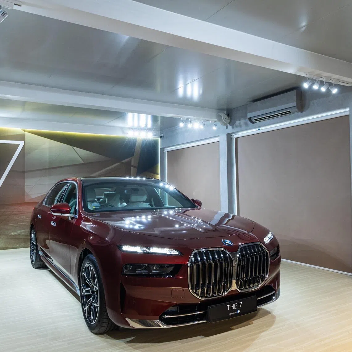 BMW slashed its official price guide on 31 models sold in China, with reductions of as much as 301,000 yuan (S$55,200) on its flagship i7 M70L model. 