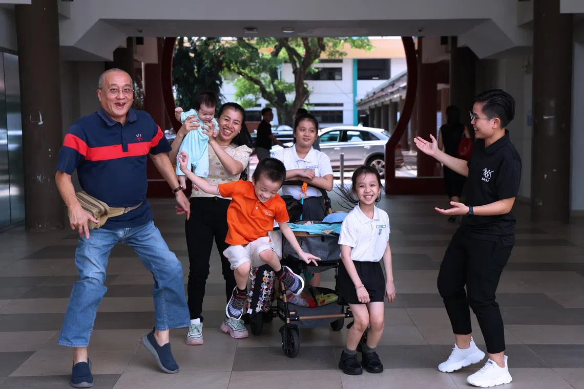 CMG20231019-NeohKL01 梁麒麟/刘钰铃/ FROM COMLINK TO COMLINK+: NEW PROGRESS PACAKGES TO BETTER SUPPORT LOWER-INCOME FAMILIES THAT DO THEIR PART TO PROGRESS IN LIFE; DEDICATED FAMILY COACHES TO JOURNEY WITH FAMILIES [Kreta Ayer C C] （[Embargo，会配合另一则报道刊登] 受惠家庭与辅导员。男子Mr Tan Su Beng一家有四个孩子，住在租赁组屋，目前受惠于ComLink计划，他们的辅导员Family coach 是Ng Shan Yi（右一）。） .