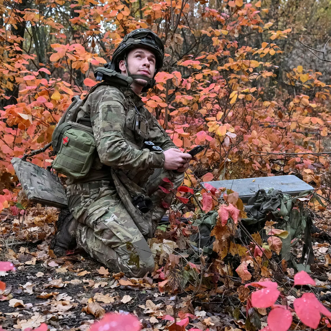 FILE PHOTO: An artilleryman of the Special Rifle Police Battalion of Zaporizhzhia region sets up Starlink satellite internet system, at a position, amid Russia's attack on Ukraine, near the frontline in Donetsk region, Ukraine, October 16, 2026. REUTERS/Stringer/File Photo
