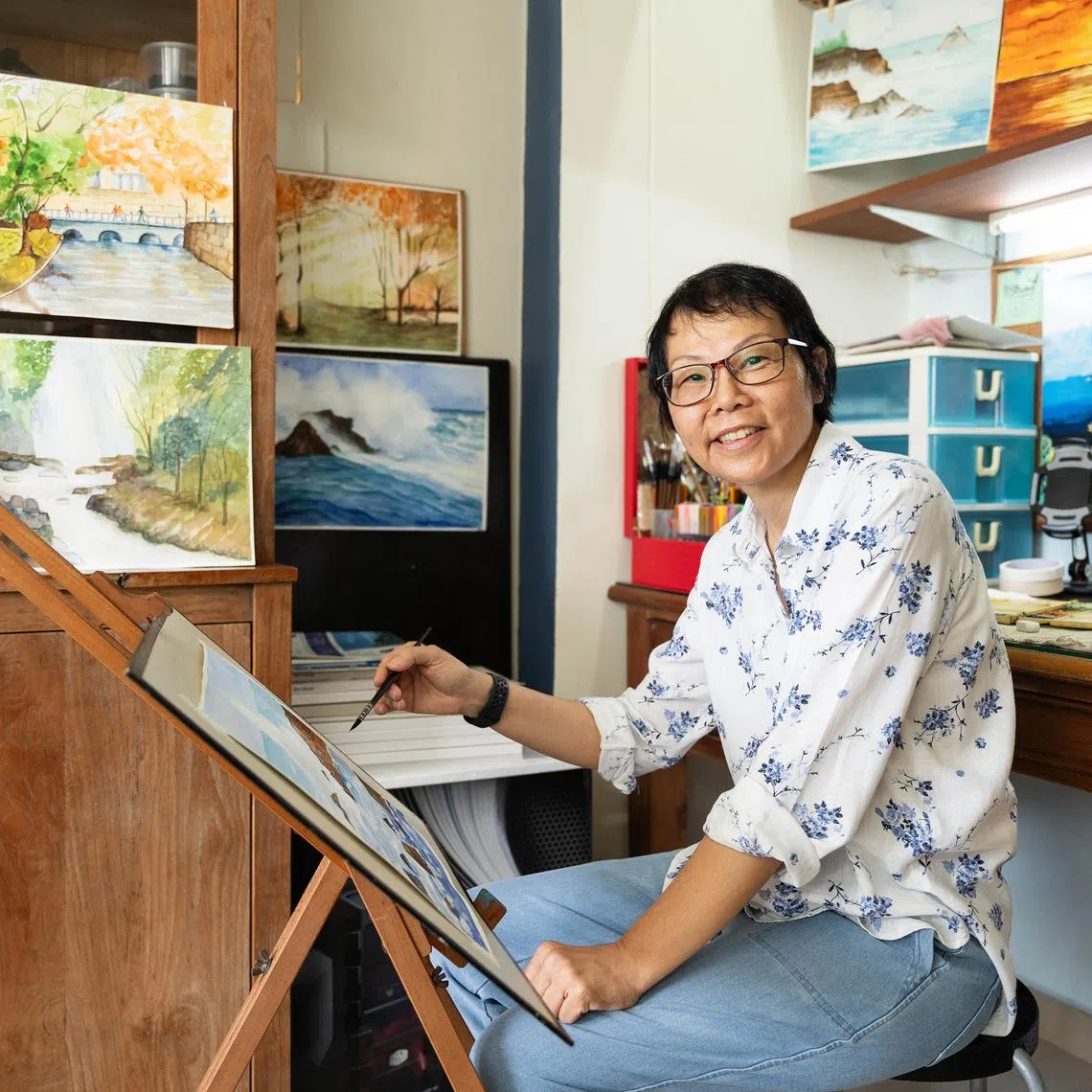 azcell - ST20230825_202320101355. Brian Teo. Mdm Fung Mei Fong, 62 years old, painting in her home at Tampines Street 11 on 25 August 2023.