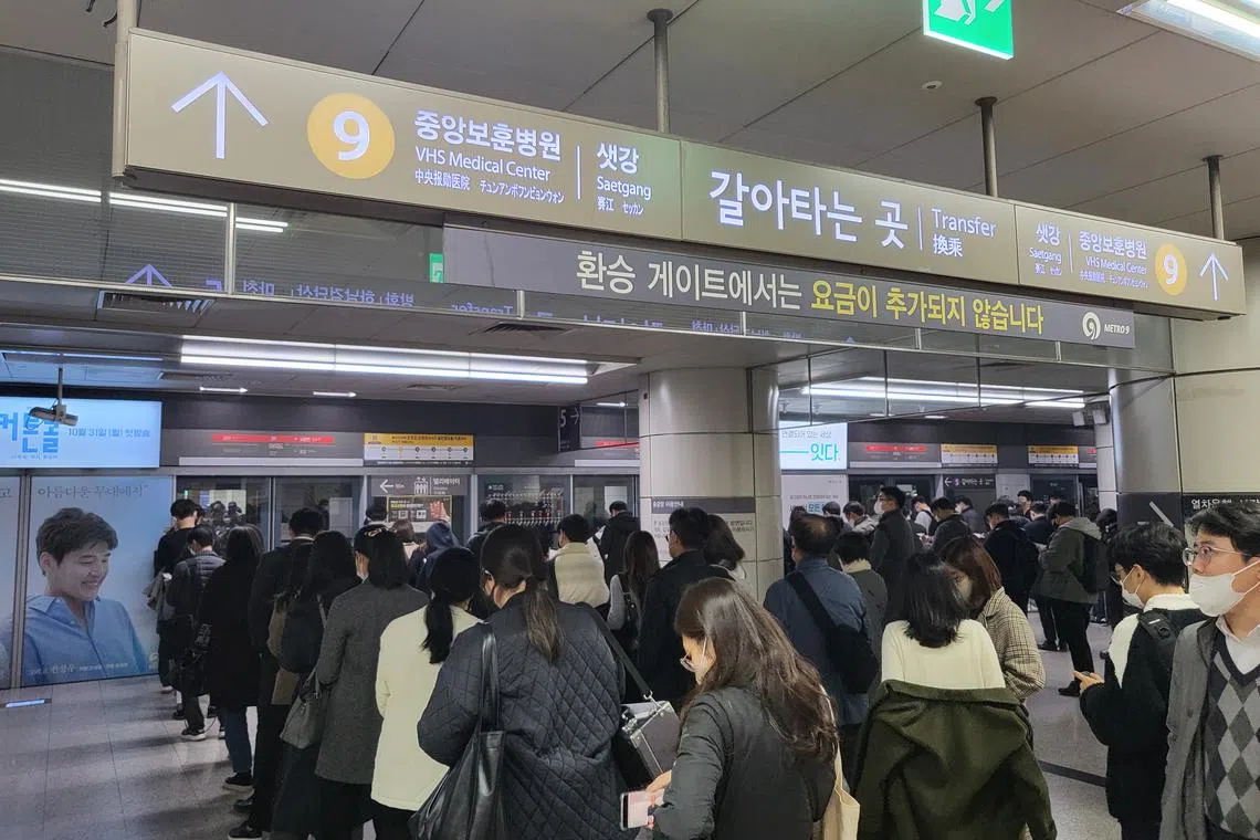 mcletter - Orderly queues for Seoul Metro's Line 9, dubbed "subway from hell" due to high levels of human congestion during rush hour.