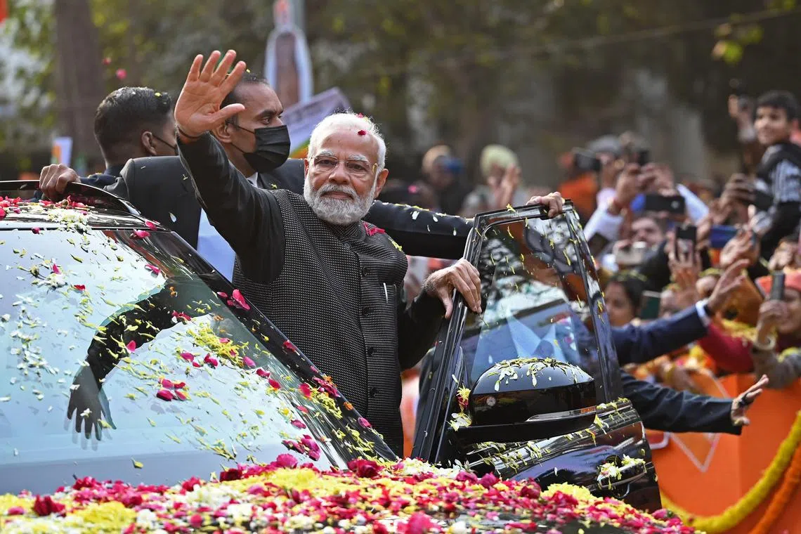 India's Prime Minister Narendra Modi (centre) told senior party members "nobody should be excluded". 