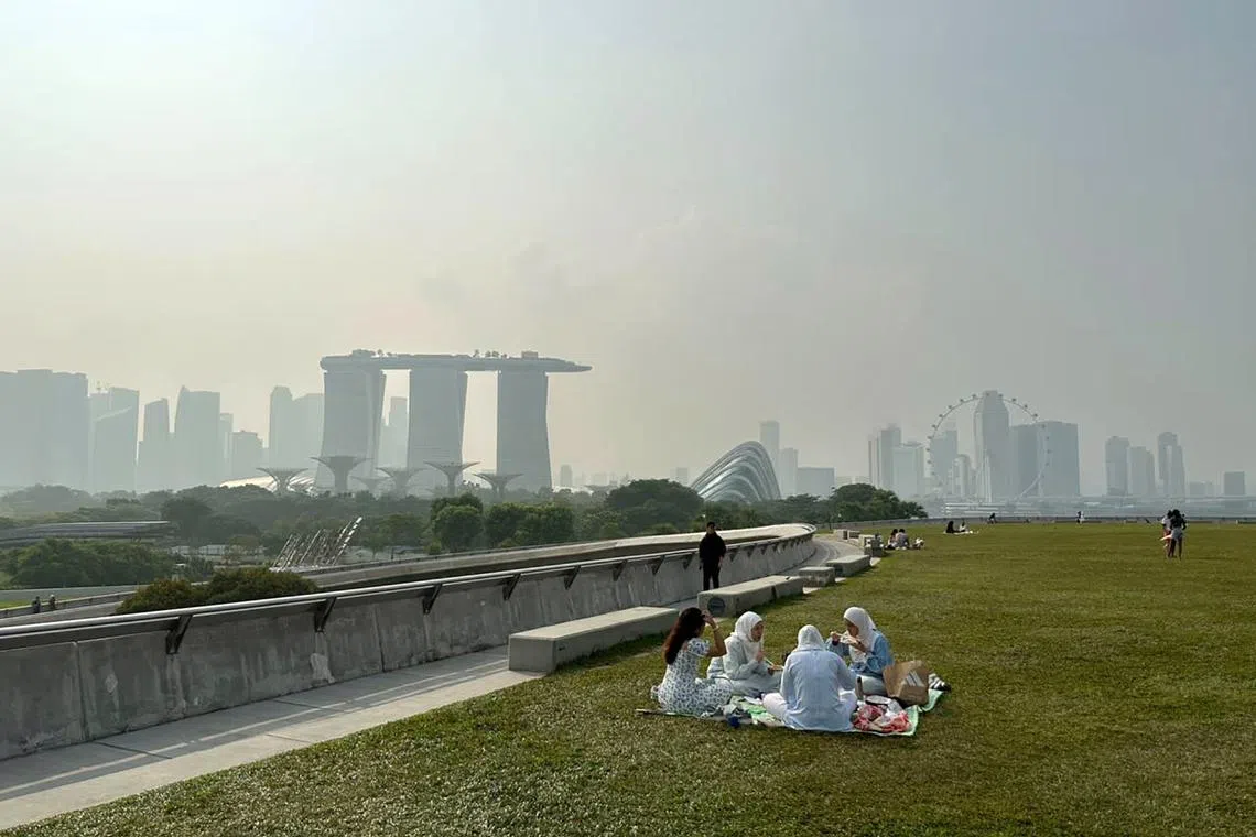 People picnicking at the Marina Barrage at 4.20pm on Oct 7. The 24-hour PSI as of 3pm in the south was 96.