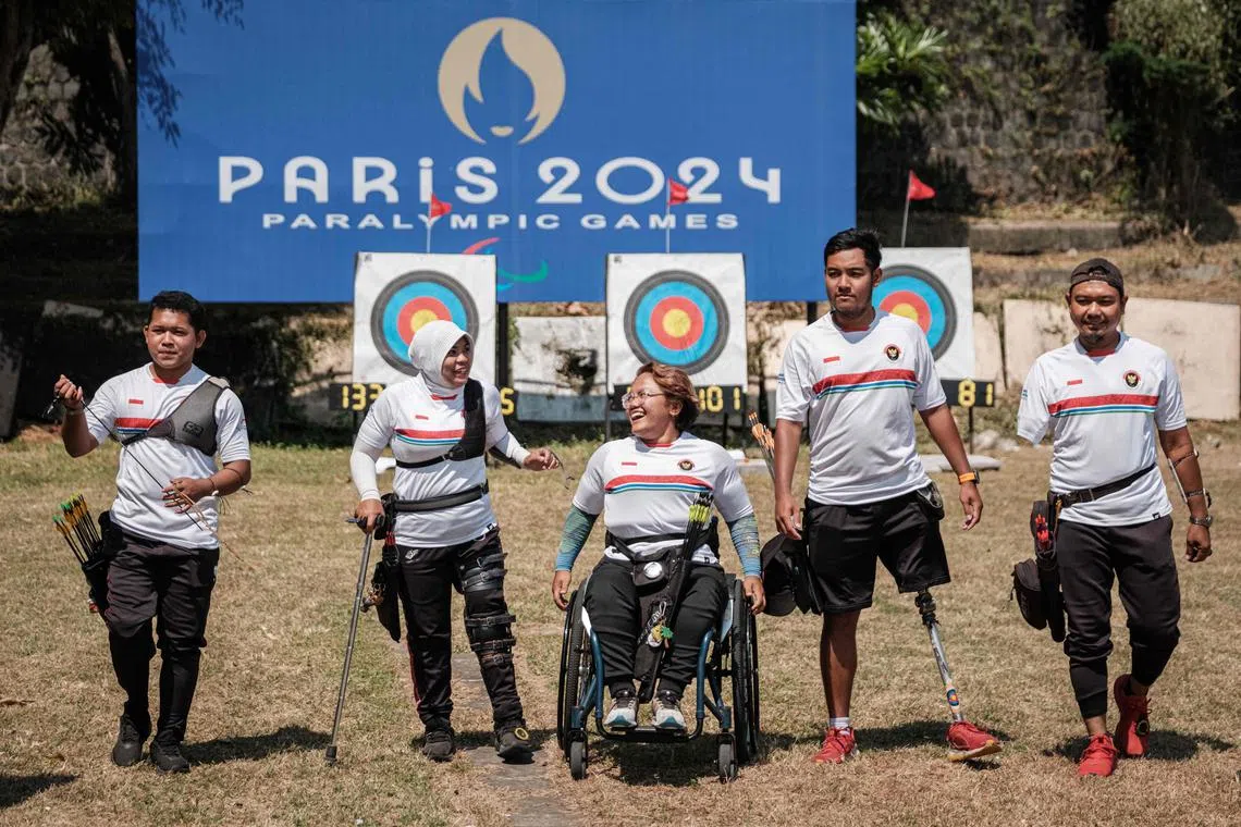 From left: Indonesian para-archers Setiawan, Wahyu Retno Wulandari, Teodora Audi Atudia, Ken Swagumilang, and Kholidin posing for a photo at the national team's training camp ahead of the Paris 2024 Paralympic Games.