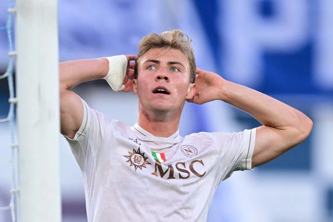 Soccer Football - Serie A - Como v Napoli - Stadio Giuseppe Sinigaglia, Como, Italy - May 2, 2026 Napoli's Rasmus Hojlund reacts after missing a chance to score REUTERS/Daniele Mascolo
