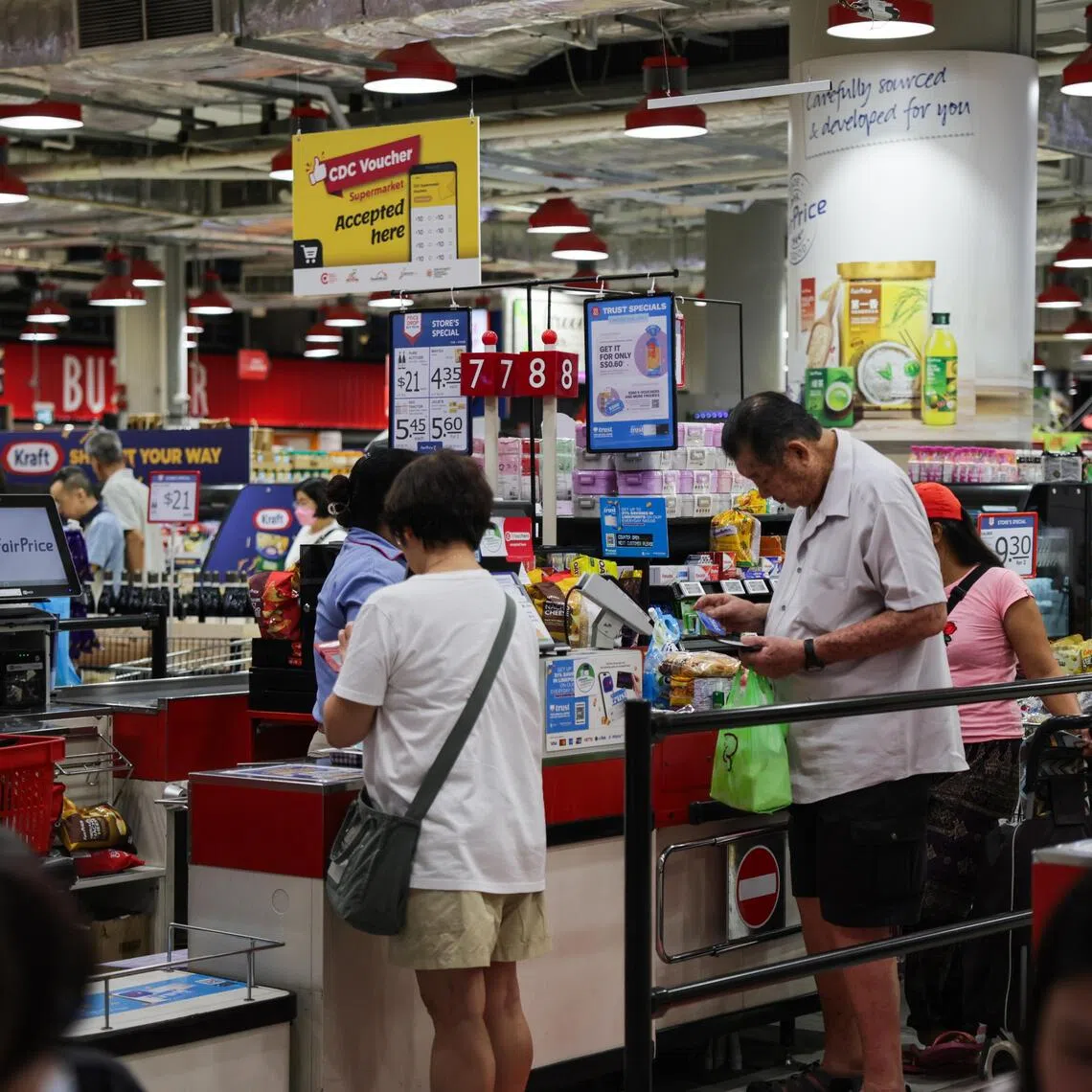 ST20250929_202529200840: Gin Tay/ pixgeneric /
Generic photo of shoppers at FairPrice Xtra at AMK Hub Sep 12, 2025.
Can use for supermarket, NTUC, groceries, inflation, economy, cost of living, CDC vouchers,