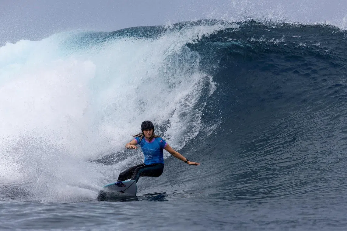 FILE PHOTO: Paris 2024 Olympics - Surfing - Women's Round 2 - Heat 4 - Teahupo'o, Tahiti, French Polynesia - July 28, 2024. Molly Picklum of Australia rides a wave. Ed Sloane/Pool via REUTERS/File Photo