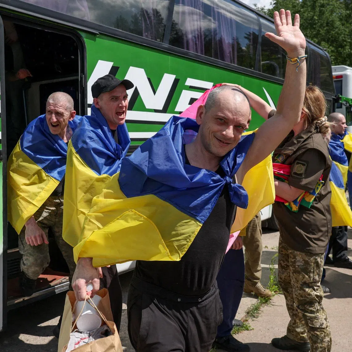 Ukrainian prisoners of war (POWs) exit a bus after a swap, amid Russia's attack on Ukraine, at an undisclosed location in Ukraine, June 5, 2026. REUTERS/Alina Smutko     TPX IMAGES OF THE DAY