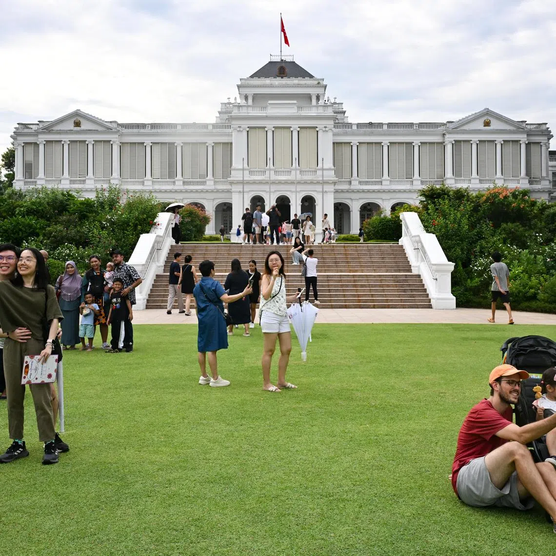 ST20241020-202496800103-Lim Yaohui-Joyce Teo-jtistana20/
Visitors taking photographs with the Main Building during Deepavali Istana Open House on Oct 20, 2024.
Members of the public can enjoy a series of live performances and activity booths, participate in a scavenger hunt, and tour the Istana grounds.
(ST PHOTO: LIM YAOHUI)