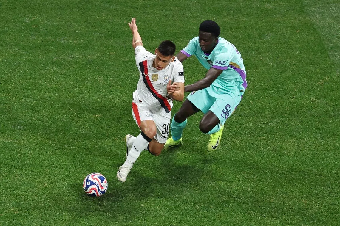 Soccer Football - FIFA Club World Cup - Group G - Manchester City v Al Ain - Mercedes-Benz Stadium, Atlanta, Georgia, U.S. - June 22, 2025 Manchester City's Claudio Echeverri in action with Al Ain's Amadou Niang REUTERS/Amanda Perobelli