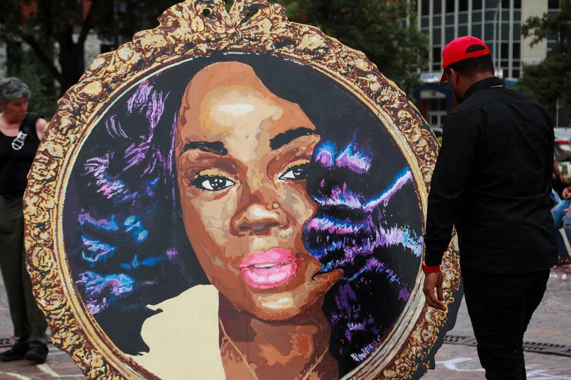FILE PHOTO: Breonna Taylor’s art is seen in Jefferson Square after the announcement that the FBI arrested and brought civil rights charges against four current and former Louisville police officers for their roles in the 2020 fatal shooting of Breonna Taylor, in Louisville, Kentucky, U.S., August 4, 2022. REUTERS/Amira Karaoud/File Photo
