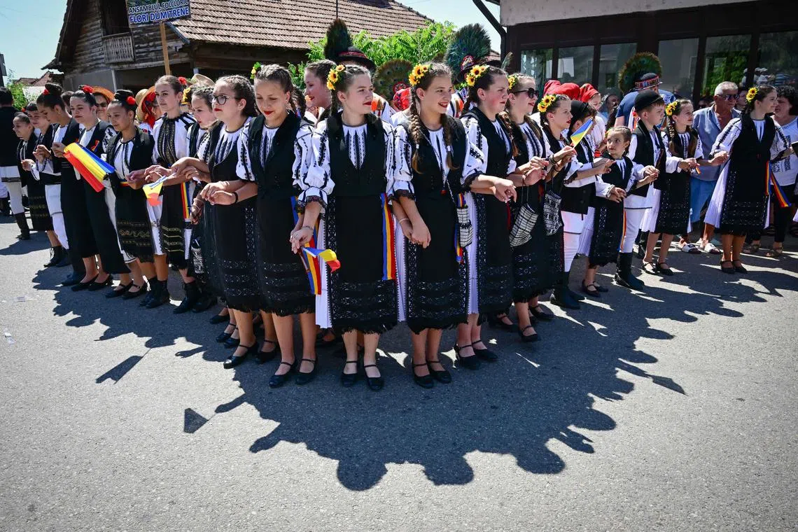 Seamstresses in Vaideeni have noticed the similarity to their traditional “ie” blouses of Louis Vuitton’s “LV by the Pool” collection.