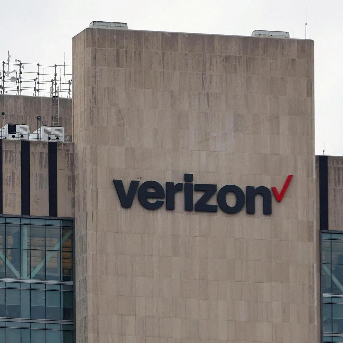 Hackers are increasingly using artificial intelligence to detect software vulnerabilities, which has shortened the time that targets have to respond to threats, Verizon said in an annual report.