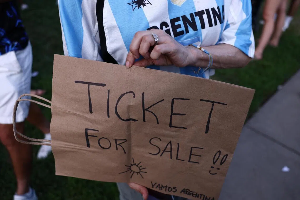 Soccer Football - FIFA World Cup 2026 - Argentina fans gather in Kansas City - Kansas City, Missouri, U.S. - July 10, 2026
Argentina fan holds a sign for a match ticket as they gather in Kansas City ahead of their quarter final match against Switzerland REUTERS/Lee Smith