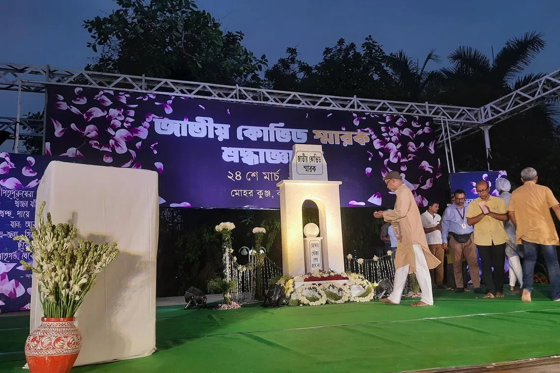 ddmemorial - People paying homage to those who died because of Covid-19 at the temporary Covid-19 memorial set up in Kolkata for a public meet on Mar 24. 

Credit: Debarshi Dasgupta