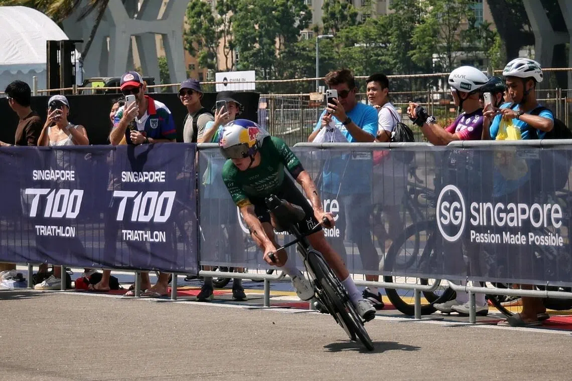 Hayden Wilde wins back to back Singapore T100 triathlon titles.