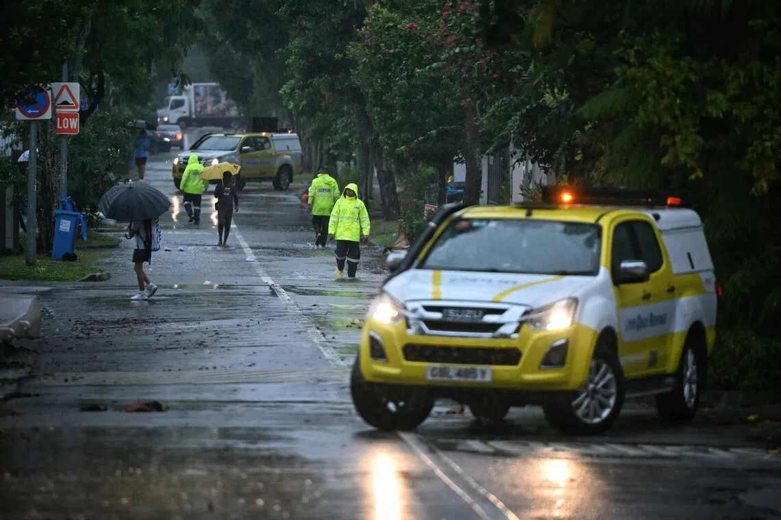 Road closure at King’s Road near Nanyang Primary School due to flash flood, PUB Quick Response team at scene at around 5.40pm, on Sept 22.