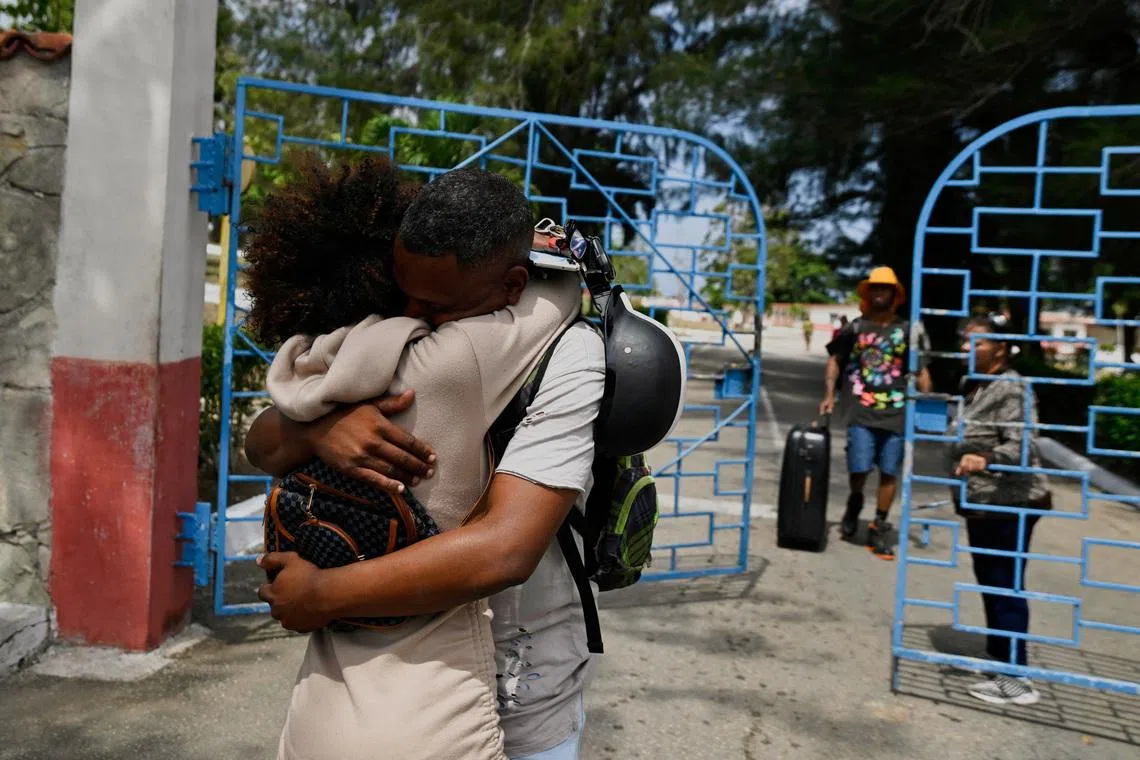 Harold Baez, 31, a released prisoner, embraces his sister as he leaves La Lima penitentiary as part of the amnesty for more than 2,000 prisoners that the communist-run government has announced amid talks with the administration of U.S. President Donald Trump, Havana, Cuba, April 3, 2026. REUTERS/Norlys Perez