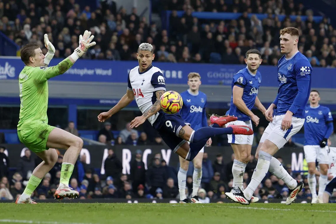 Soccer Football - Premier League - Everton v Tottenham Hotspur - Goodison Park, Liverpool, Britain - January 19, 2025 Tottenham Hotspur's Richarlison in action with Everton's Jordan Pickford and Jake O'Brien Action Images via Reuters/Jason Cairnduff