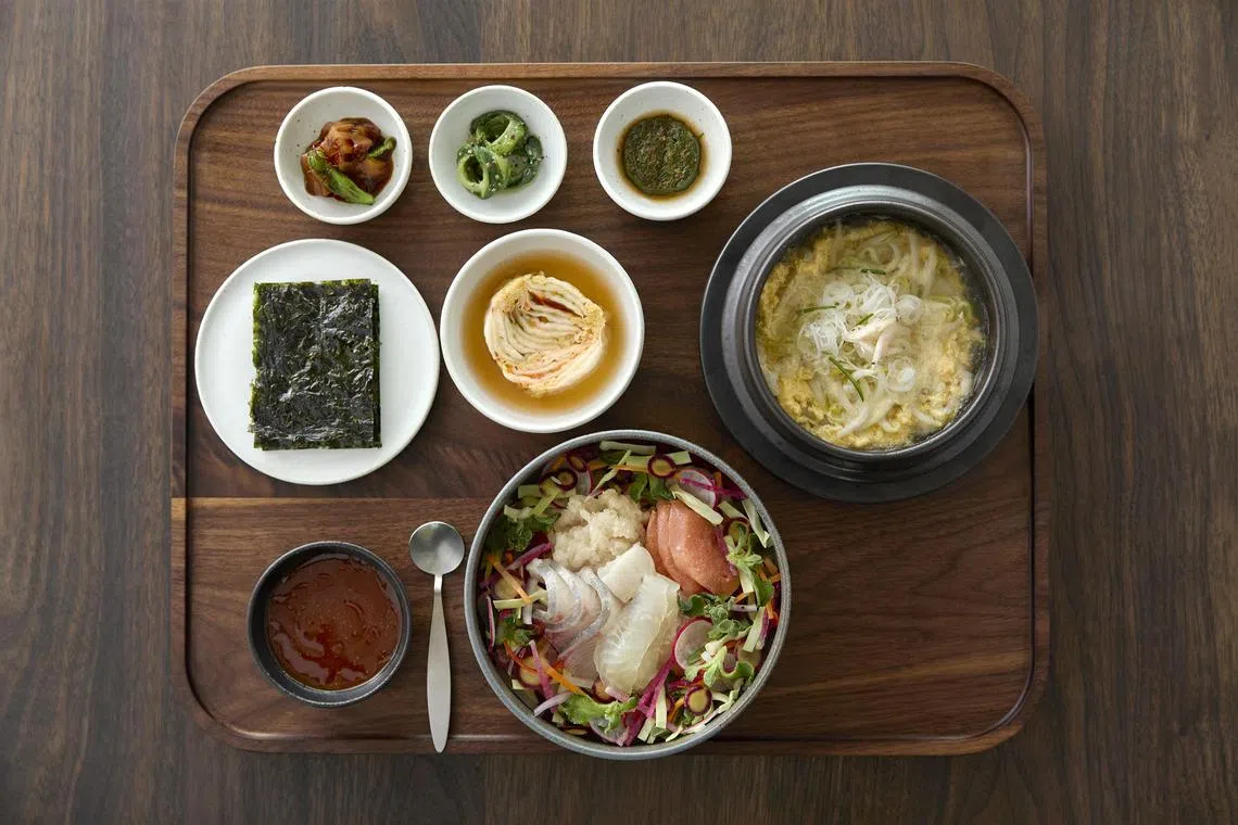 Hwe-dupbap set meal at Na Oh.