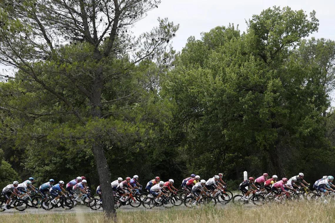 Cycling - Tour de France - Stage 17 - Bollene to Valence - Bollene, France - July 23, 2025 General view of riders in action during stage 17 REUTERS/Benoit Tessier