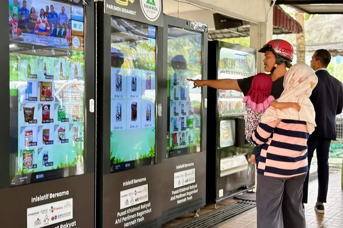 hzmilk - A free milk programme has been launched in the Kuala Lumpur district of Segambut as part of efforts to reduce malnutrition and prevent hunger among Malaysian children from the lower income group.

Credit: Hannah Yeoh/Facebook