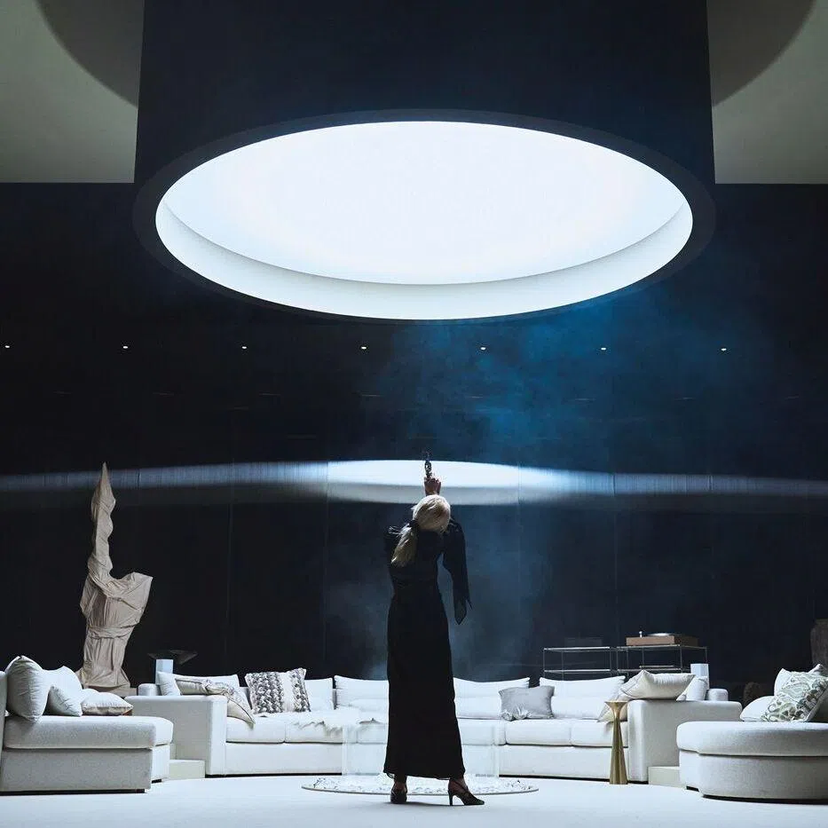 Hedda Gabler is played by South Korean actress Lee Hye-young.