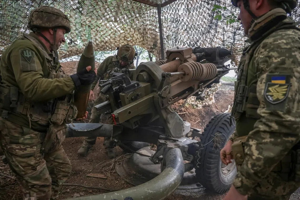 Ukrainian service members fire a L119 howitzer towards Russian troops, amid Russia's attack on Ukraine, in Donetsk region, Ukraine April 21, 2024. REUTERS/Oleksandr Ratushniak
