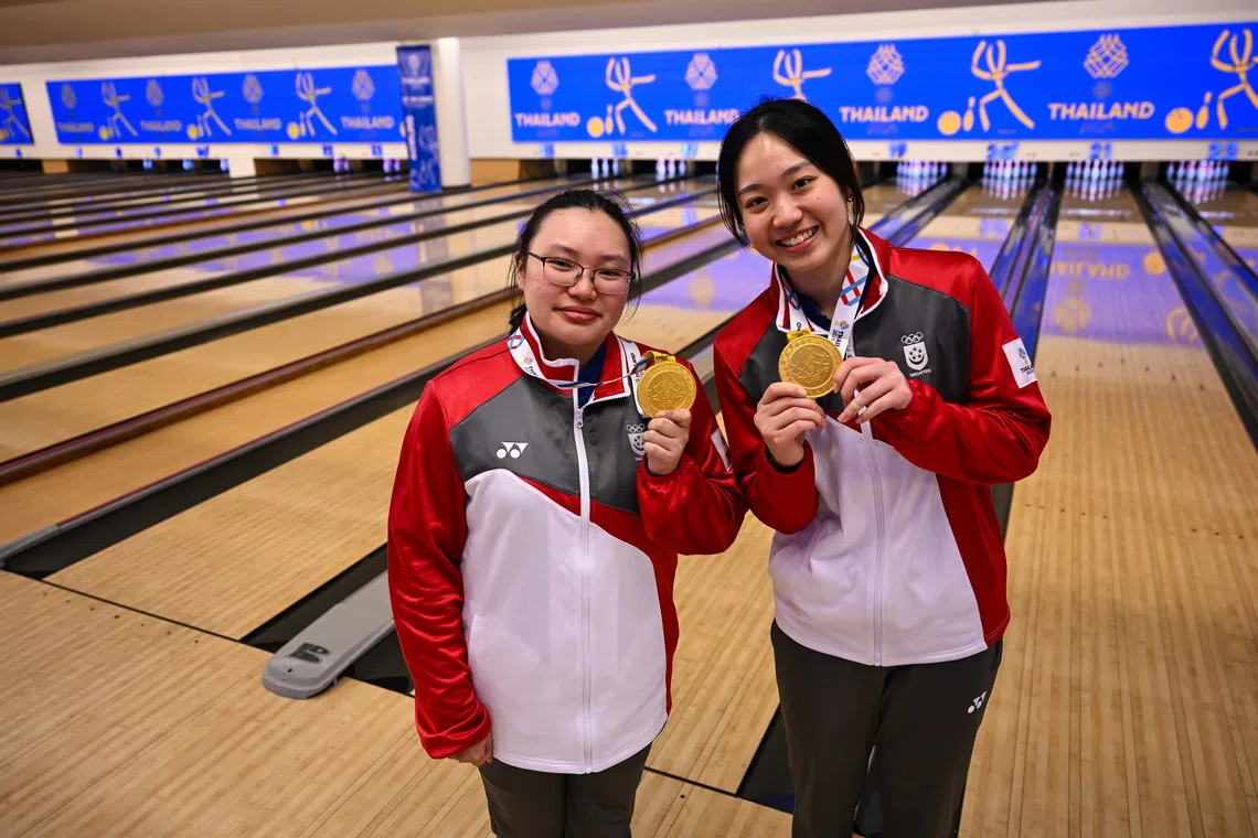Singapore bowlers Charmaine Chang (left) and Arianne Tay with their gold medals after competing in the SEA Games women’s doubles event.