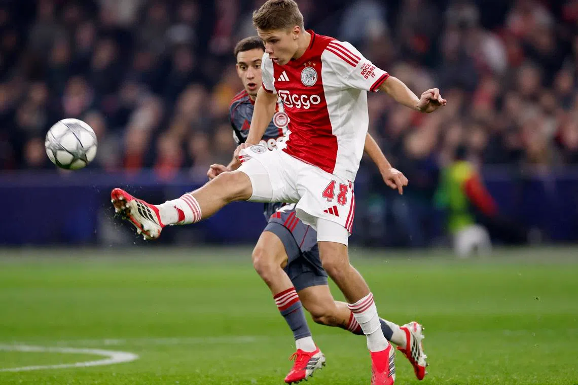 Soccer Football - UEFA Champions League - Ajax Amsterdam v Olympiacos - Johan Cruijff Arena, Amsterdam, Netherlands - January 28, 2026 Ajax Amsterdam's Sean Steur in action with Olympiacos' Santiago Hezze REUTERS/Maurice Van Steen/File Photo