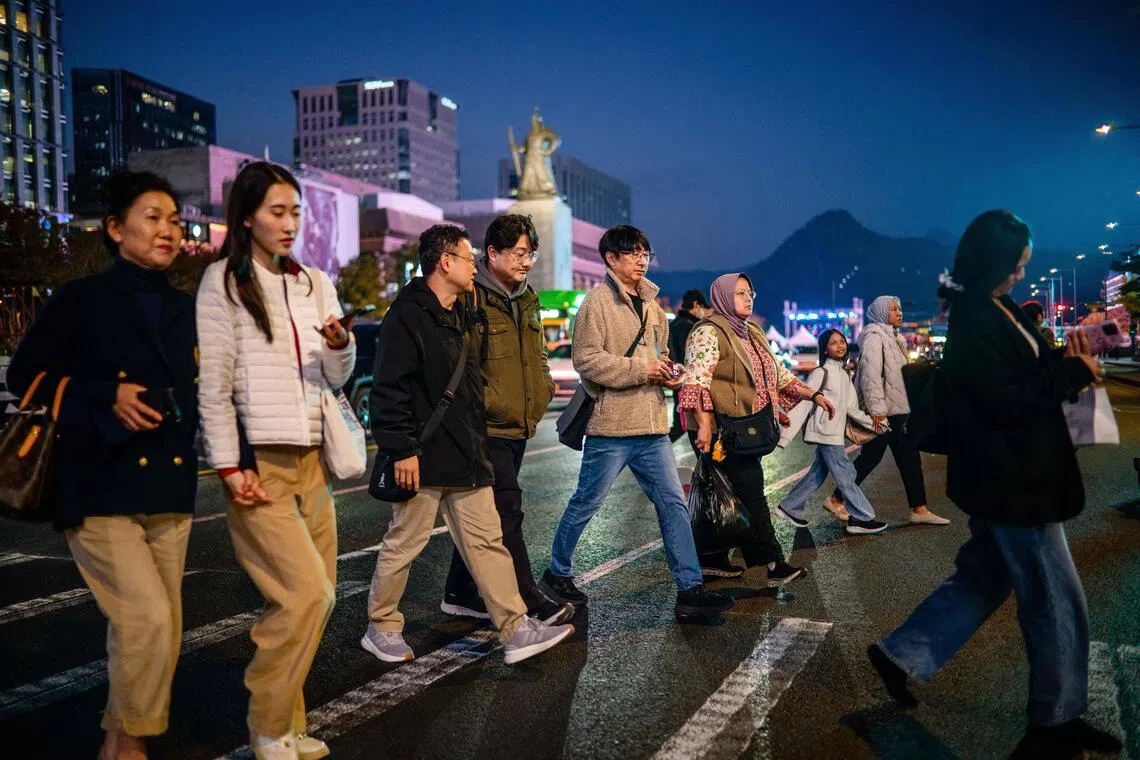 More members of the conglomerate families were also marrying those without prominent business backgrounds.