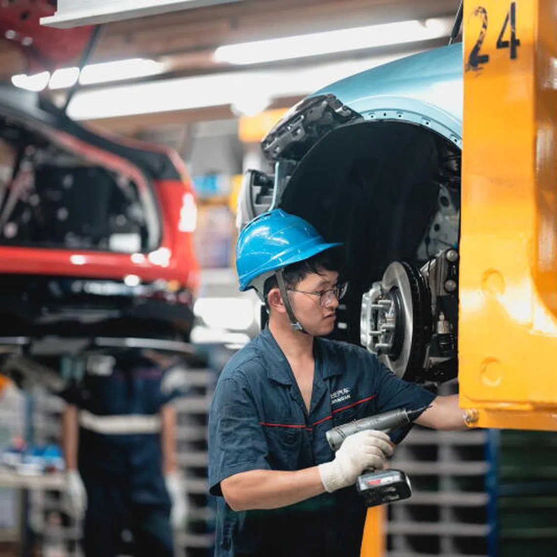 epa12121198 A laborer works on an assembly line during the organized press tour in the AVATR EV factory, in Chongqing, China, 20 May 2025 (issued 21 May 2025). AVATR Technology is a premium EV (electric vehicle) brand created through a joint venture led by Changan Automobile. EPA-EFE/ALEX PLAVEVSKI