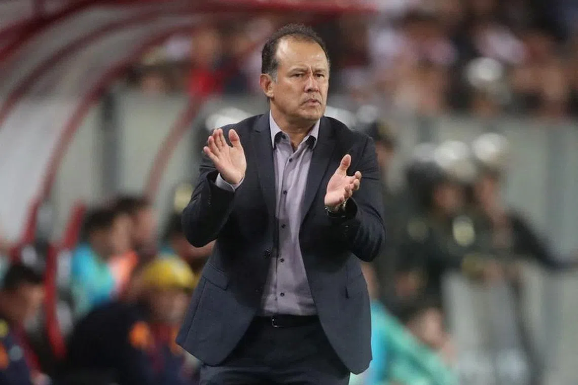 FILE PHOTO: Soccer Football - World Cup - South American Qualifiers - Peru v Brazil - Estadio Nacional, Lima, Peru - September 12, 2023 Peru coach Juan Reynoso during the match REUTERS/Sebastian Castaneda/File Photo