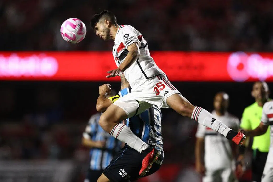 Soccer Football - Brasileiro Championship - Sao Paulo v Gremio - Estadio Morumbi, Sao Paulo, Brazil - October 21, 2023 Sao Paulo's Lucas Beraldo in action with Gremio's Luis Suarez REUTERS/Carla Carniel/File photo