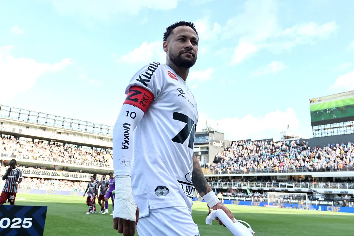 Soccer Football - Brasileiro Championship - Santos v Fluminense - Estadio Urbano Caldeira, Santos, Brazil - August 31, 2025 Santos' Neymar before the match REUTERS/Thiago Bernardes