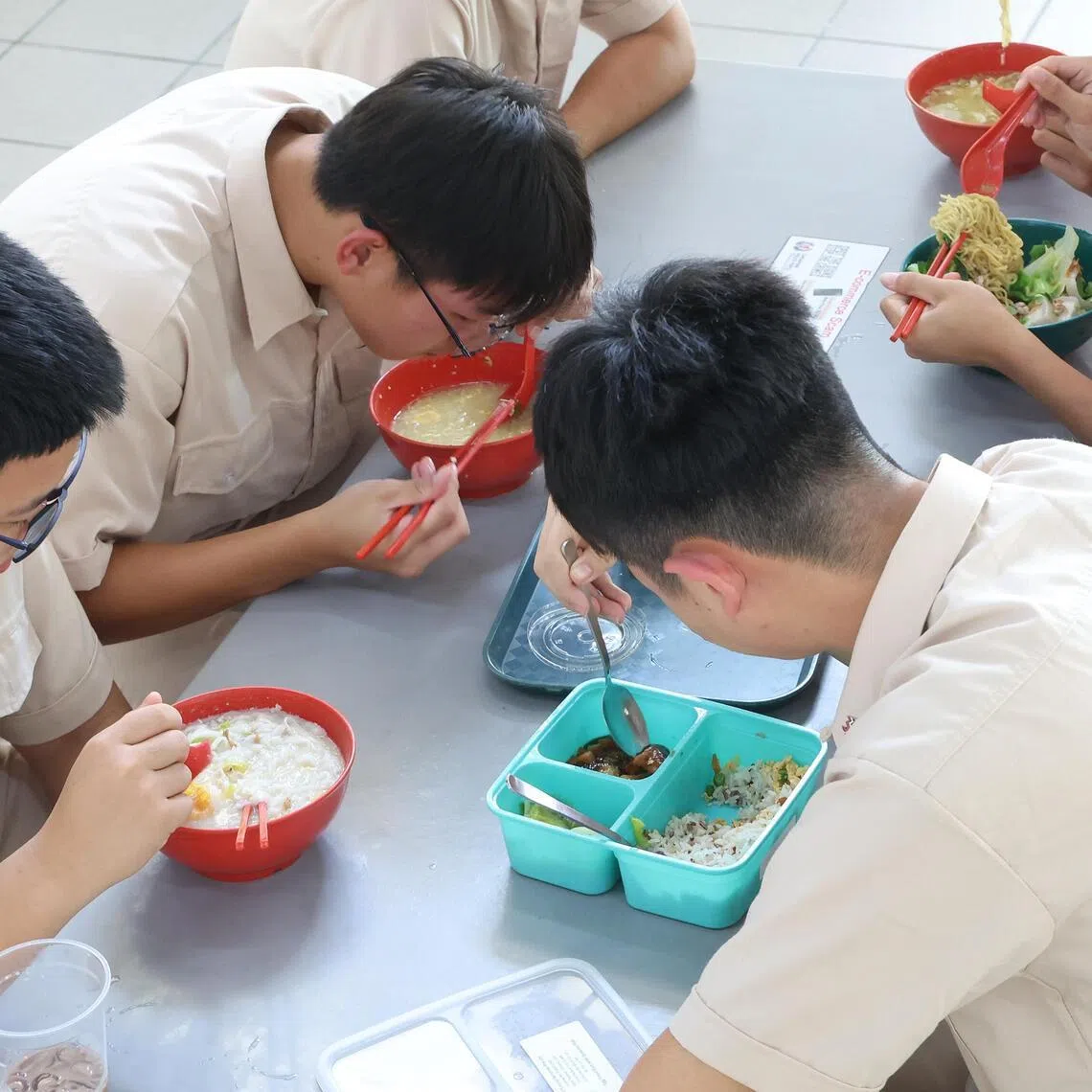 Meals provided by airline caterer SATS for Hwa Chong Institution students drew criticism after images of bento sets were posted online on Jan 3.
