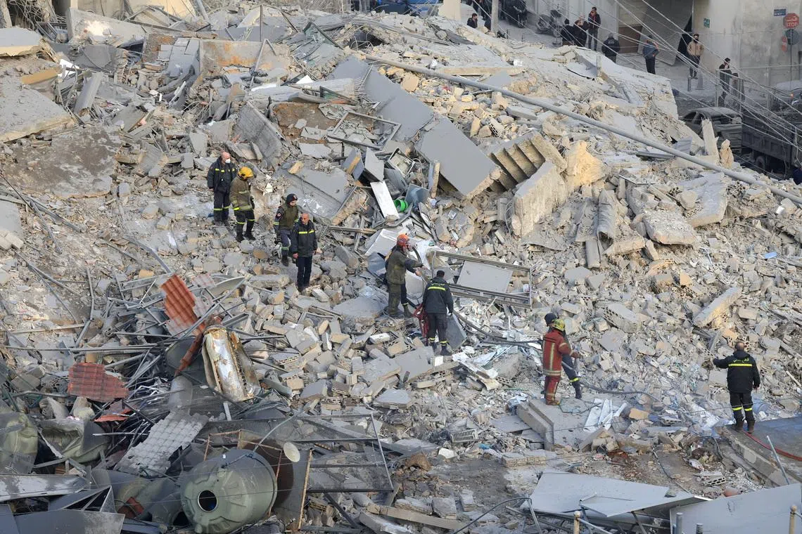 Emergency personnel work at the site of a collapsed building, in the aftermath of an Israeli strike in central Beirut's Bachoura neighbourhood, following an escalation between Hezbollah and Israel amid the U.S.-Israeli conflict with Iran, Lebanon, March 18, 2026. REUTERS/Mohamed Azakir