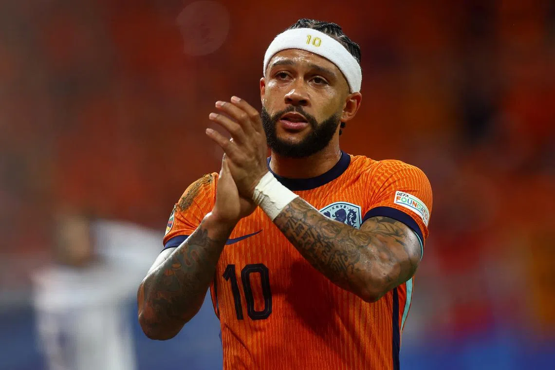 FILE PHOTO: Soccer Football - Euro 2024 - Group D - Netherlands v France - Leipzig Stadium, Leipzig, Germany - June 21, 2024  Netherlands' Memphis Depay applauds fans after being substituted REUTERS/Lee Smith/File Photo