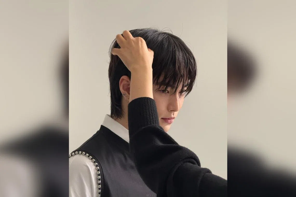 Seunghan shared his first photos on his new social media account on Nov 15.