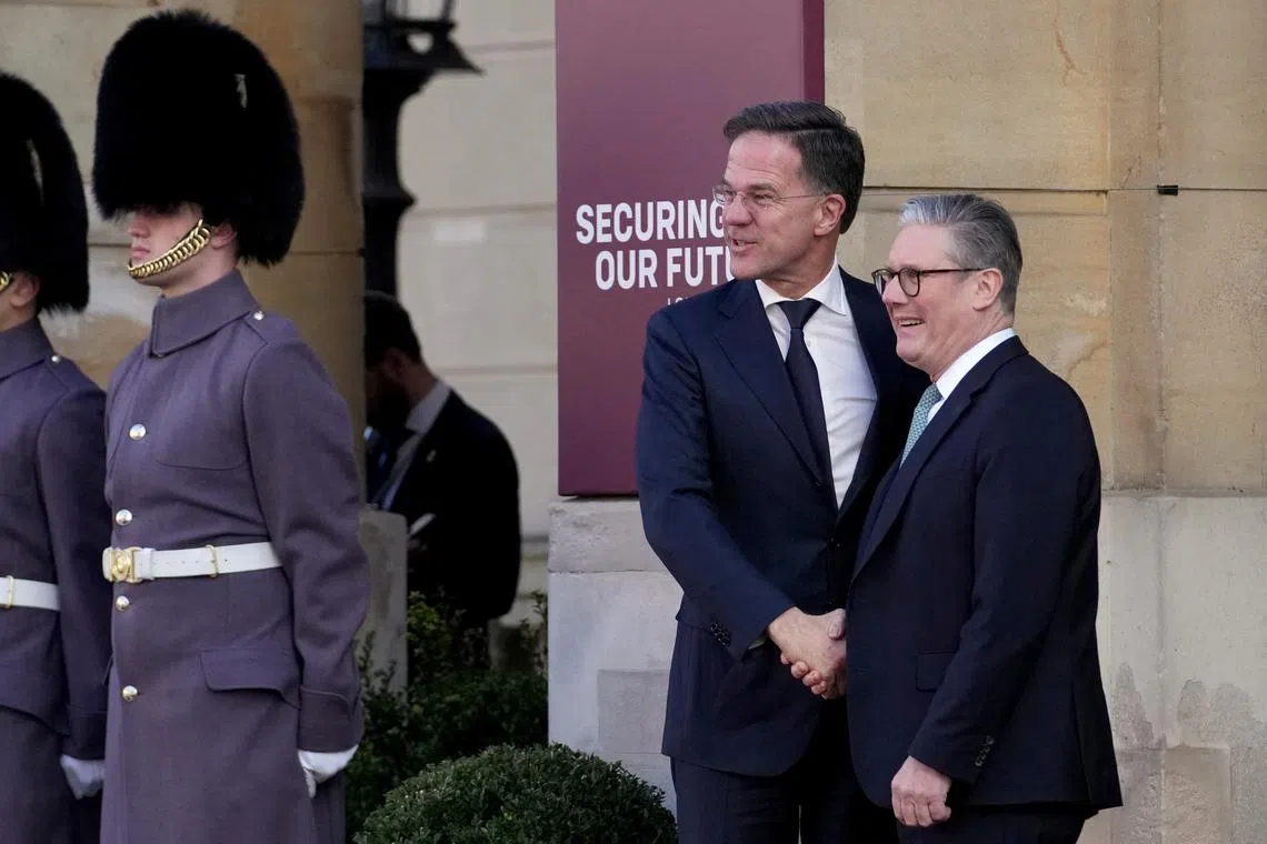 O primeiro -ministro britânico Keir Starmer cumprimenta o secretário -geral da OTAN, Mark Rutte, quando ele chega para uma cúpula na Ucrânia na Lancaster House, em Londres, Grã -Bretanha, 2 de março de 2025. Christophe Ena/Pool via Reuters