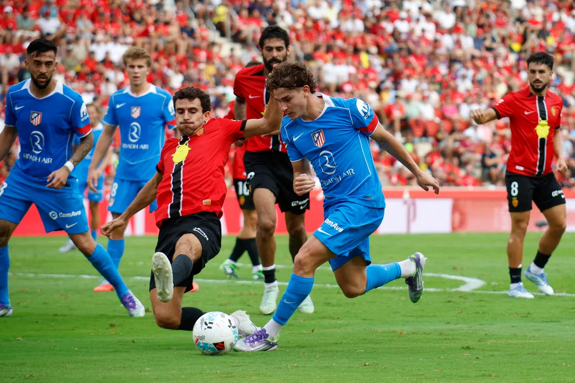 Soccer Football - LaLiga - RCD Mallorca v Atletico Madrid - Estadi Mallorca Son Moix, Palma de Mallorca, Spain - September 21, 2025 RCD Mallorca's Mateu Morey in action with Atletico Madrid's Julian Alvarez REUTERS/Francisco Ubilla