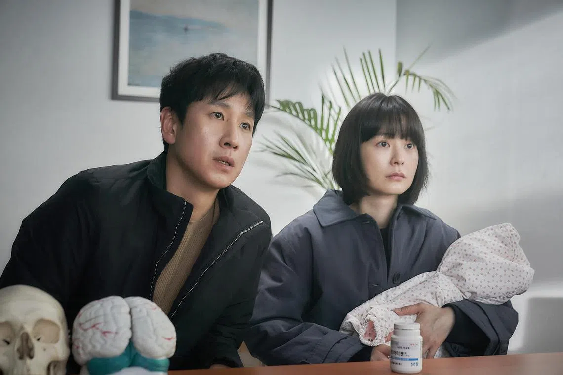 jomovie21 - Horror comedy Sleep stars Lee Sun-kyun (right) and Jung Yu-mi as a husband and wife who discover odd events happening in their bedroom while both are asleep



Source: Golden Village