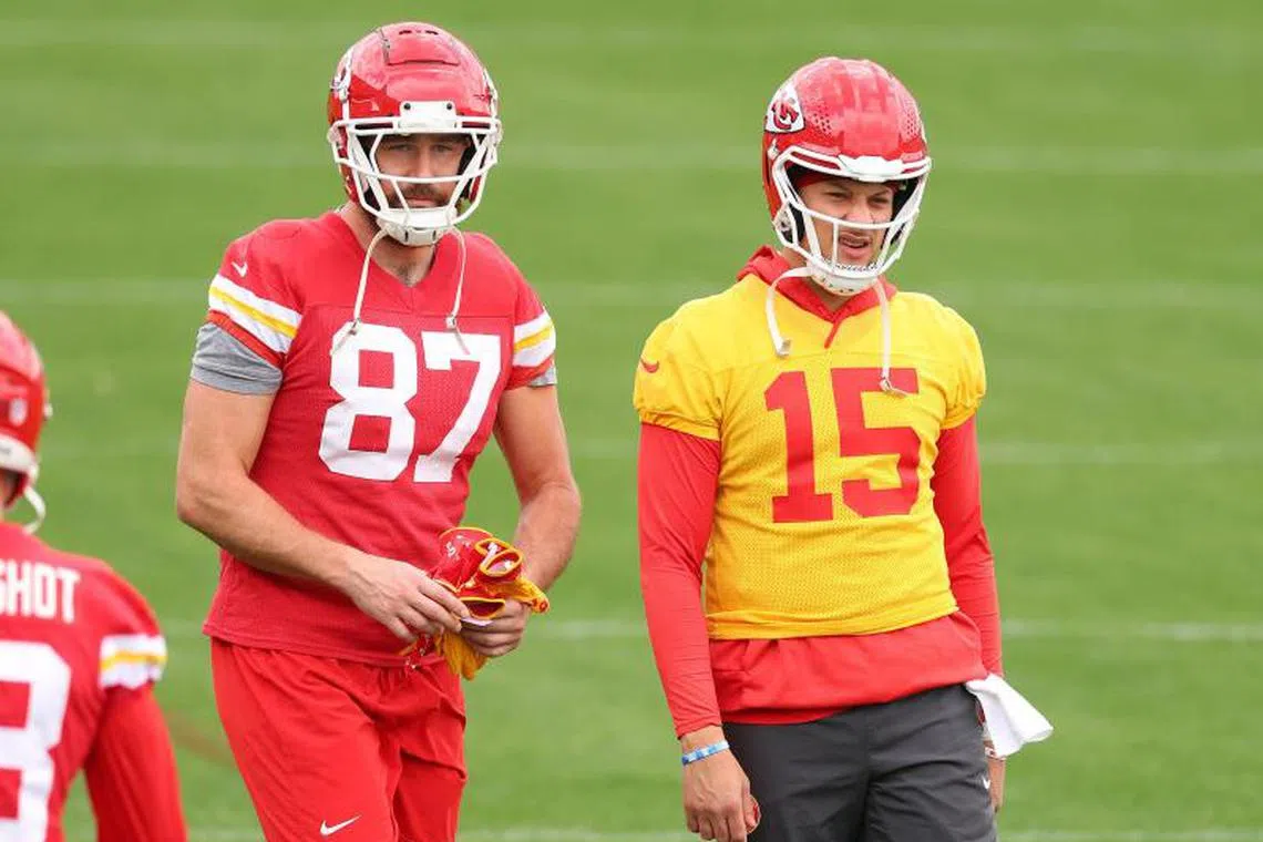 NEW ORLEANS, LOUISIANA - FEBRUARY 06: Patrick Mahomes #15 and Travis Kelce #87 of the Kansas City Chiefs warm up during a practice ahead of Super Bowl LIX at Tulane University’s Yulman Stadium on on February 06, 2025 in New Orleans, Louisiana. Gregory Shamus/Getty Images/AFP (Photo by Gregory Shamus / GETTY IMAGES NORTH AMERICA / Getty Images via AFP)