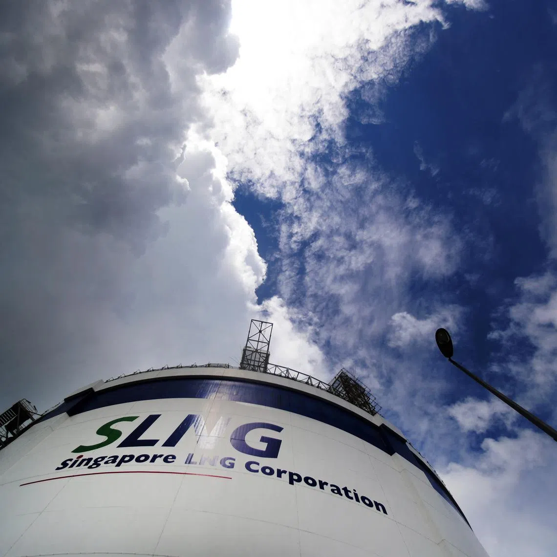 The two leaders said that Singapore and Australia will consult each other on any disruptions that had ramifications on the trade of energy.