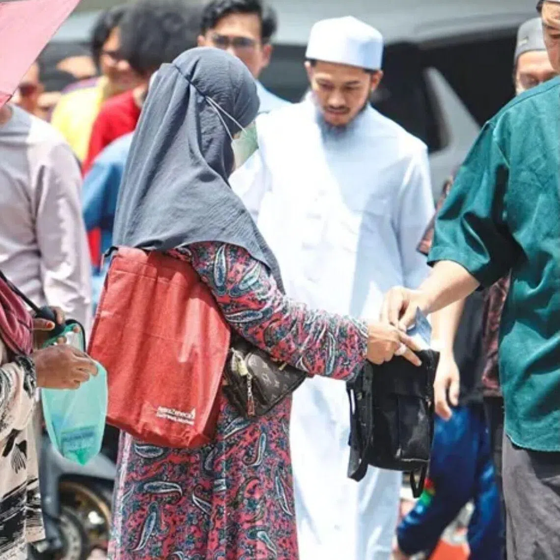 A trend is emerging in Kuala Lumpur: groups of women, accompanied by young children, who are increasingly targeting passers-by for money.